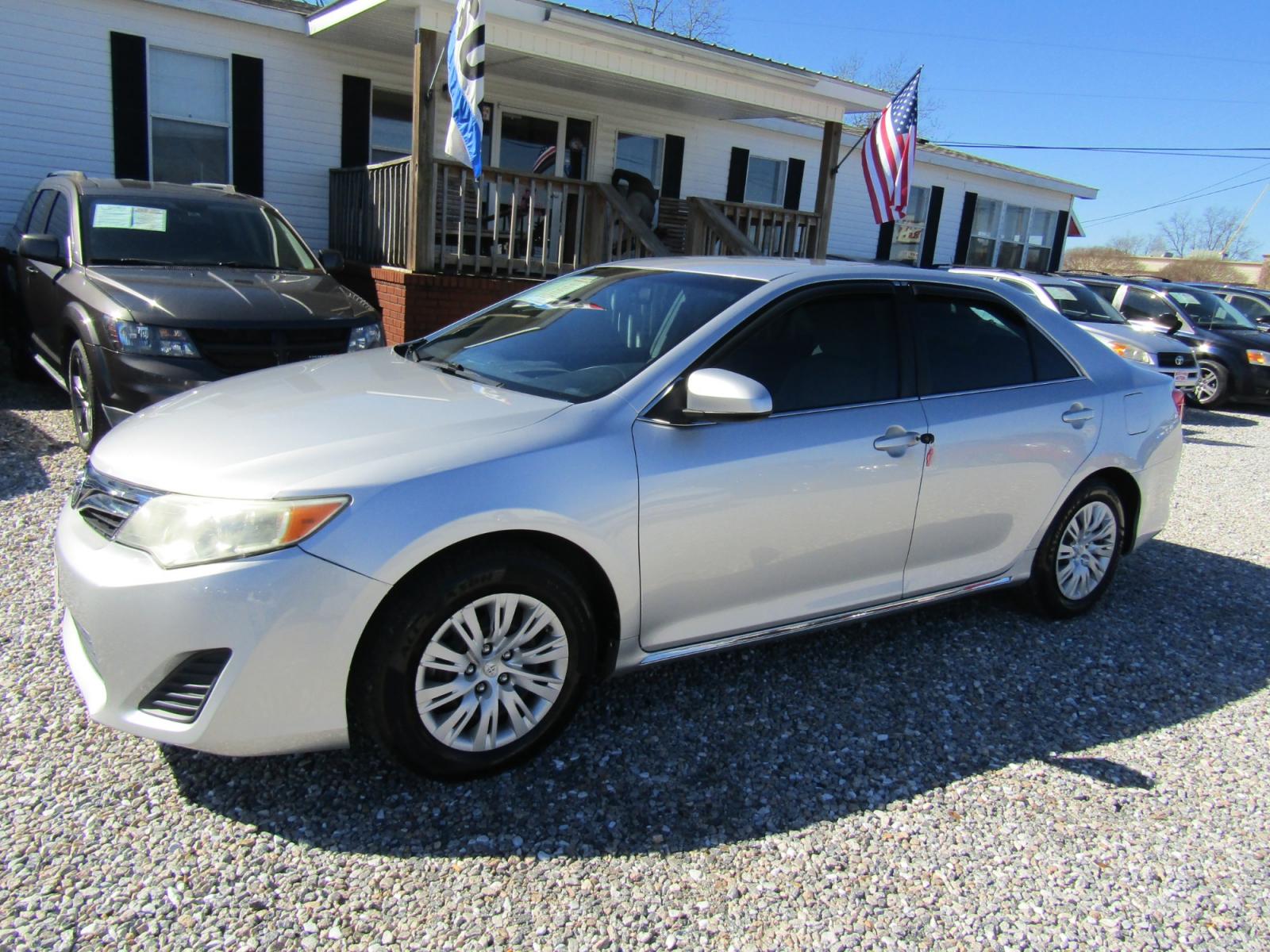 2014 Silver /Gray Toyota Camry LE (4T4BF1FK9ER) , Automatic transmission, located at 15016 S Hwy 231, Midland City, AL, 36350, (334) 983-3001, 31.306210, -85.495277 - Photo #2